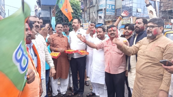 सारण में भाजपा कार्यकर्ताओं ने जीत पर उड़ाए गुलाल