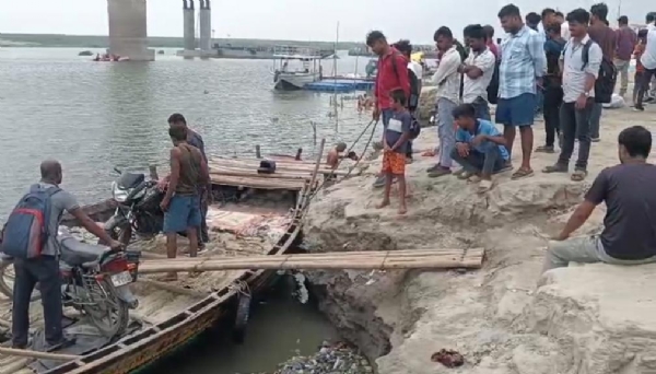 नाव पर चढ़ते लोग