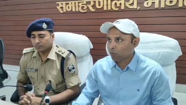 जानकारी देते जिलाधिकारी