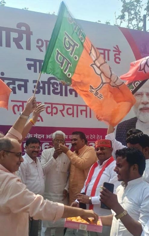 जश्न मनाते
