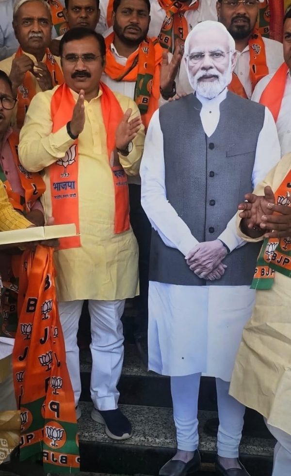 जश्न मनाते हुए दिलीप पटेल और कार्यकर्ता
