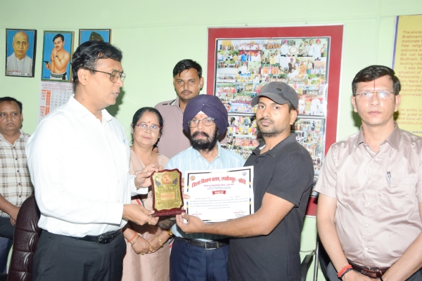 समापन अवसर पर छात्र को सम्मानित करते डीएम अंजनी कुमार