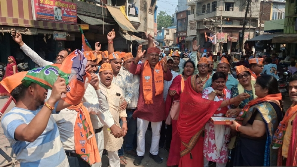मुकेरी बाजार चौराहे पर जीत की खुशी मनाते भाजपा कार्यकर्ता।