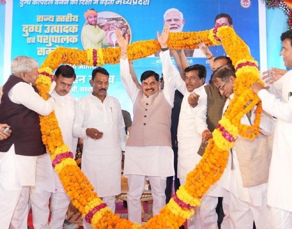 राज्य स्तरीय दुग्ध उत्पादक एवं पशुपालक सम्मेलन के लिए मुख्य अतिथि के रूप में सोमवार को ग्वालियर पहुंचे मुख्यमंत्री डाॅ माेहन यादव