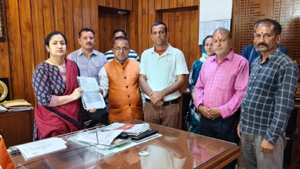 पोंटा के वार्ड नंबर 13  के लोग गंदे पानी की समस्या से परेशान ,उपायुक्त  सिरमौर को दिया अपनी समस्या का ज्ञापन। 