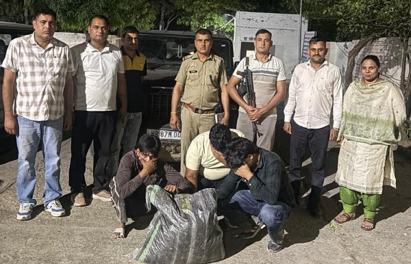 एंटी नारकोटिक सेल पुलिस टीम की गिरफ्त में तीनों नशा तस्कर।