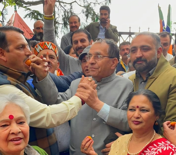 भाजपा नेता जश्न मनाते हुए