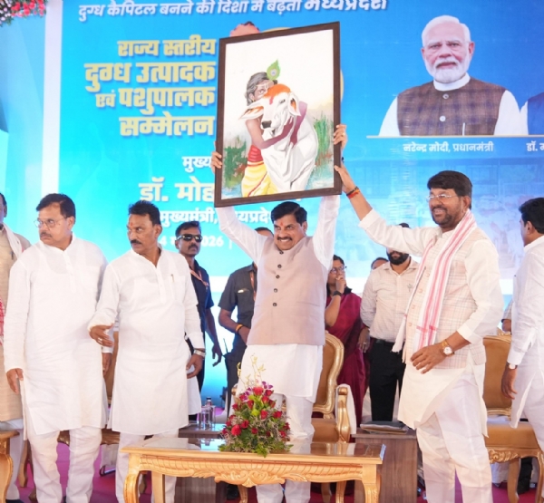 राज्य स्तरीय दुग्ध उत्पादक एवं पशुपालक सम्मेलन के लिए मुख्य अतिथि के रूप में सोमवार को ग्वालियर पहुंचे मुख्यमंत्री डाॅ माेहन यादव
