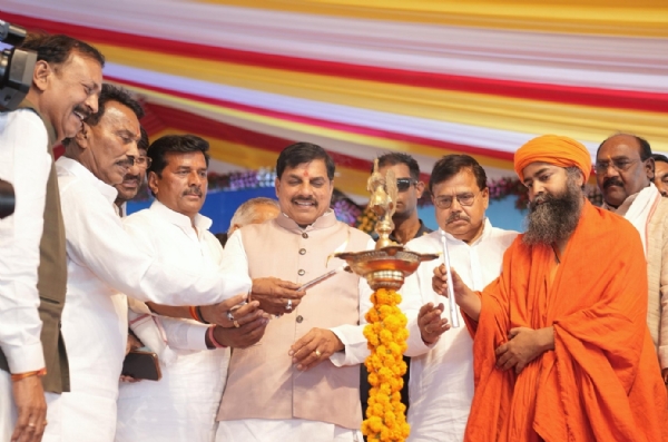 राज्य स्तरीय दुग्ध उत्पादक एवं पशुपालक सम्मेलन के लिए मुख्य अतिथि के रूप में सोमवार को ग्वालियर पहुंचे मुख्यमंत्री डाॅ माेहन यादव