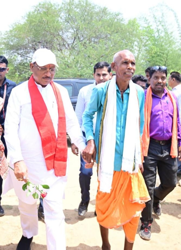 मुख्यमंत्री विष्णुदेव साय ग्रामीणों के साथ