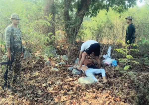 सुरक्षाबलों ने घायल दो युवकों का प्राथमिक उपचार कर जिला अस्पताल भिजवाया