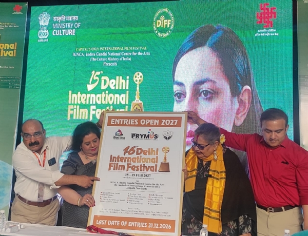 गायिका उषा उत्थुप के साथ अन्य लोग मौजूद गायिका उषा उत्थुप के साथ अन्य लोग मौजूद
