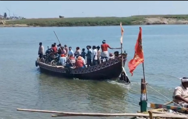 नाव पर सवार लोग