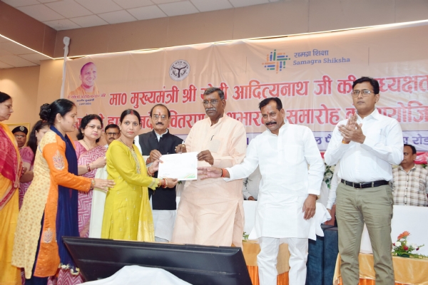 मंच पर मौजूद राज्य मंत्री सुरेश राही, सदर विधायक योगेश वर्मा, धौरहरा विधायक विनोद शंकर अवस्थी व डीएम अंजनी कुमार सिंह