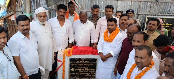 अररिया फोटो:शिलान्यास करते विधायक