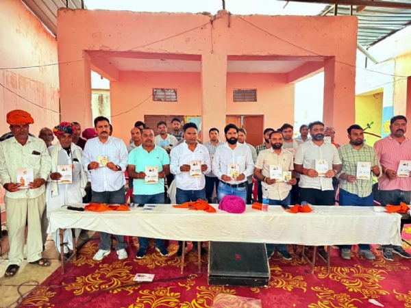 चित्तौड़गढ़ के लालजी का खेड़ा में आयोजित कार्यक्रम में मौजूद विधायक व अन्य।