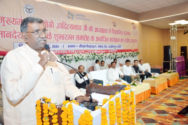 शिक्षामित्र को संबोधित करते राज्य मंत्री सुरेश राही
