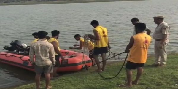 नदी में नाव पलटने से दो लोग डूबे, नौ लोगों ने तैरकर बचाई जान