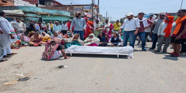 अंबिकापुर : संकल्प अस्पताल की लापरवाही ने ली महिला गार्ड की जान, सड़क पर शव रखकर परिजनों का भारी हंगामा
