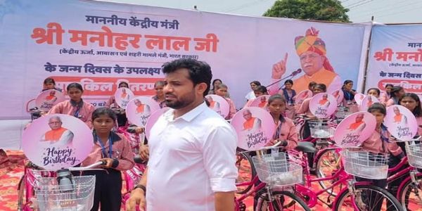 सोनीपत: विधायक ने पीरगढ़ी में बेटियों को 70 साइकिल बांटी