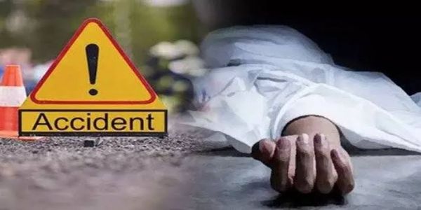 डीसीएम की टक्कर से मोपेड सवार पति की मौत, पत्नी घायल