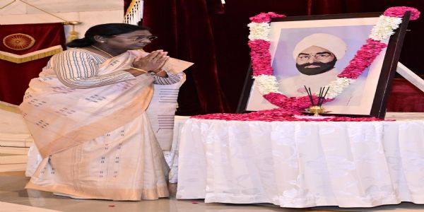 राष्ट्रपति ने ज्ञानी जैल सिंह की जयंती पर पुष्पांजलि अर्पित की
