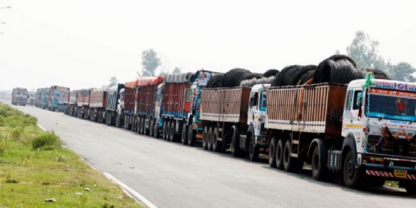 नेपाल के एमआरपी नियम के कारण सीमा पर सैकड़ों ट्रक फंसे