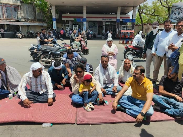 पटेल चौराहे पर वन-वे के खिलाफ दूसरे दिन भी जारी रहा प्रदर्शन