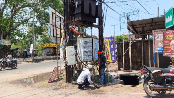 बठेना चौक के पास लाइन सुधारते हुए बिजली कर्मचारी।