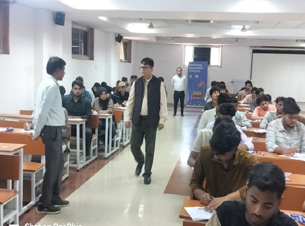 परीक्षा केंद्र का निरीक्षण करते कुलपति  प्रो. अजय तनेजा