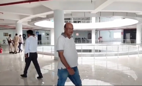 धनबाद समाहरणालय में निरसा विधायक अरूप चटर्जी