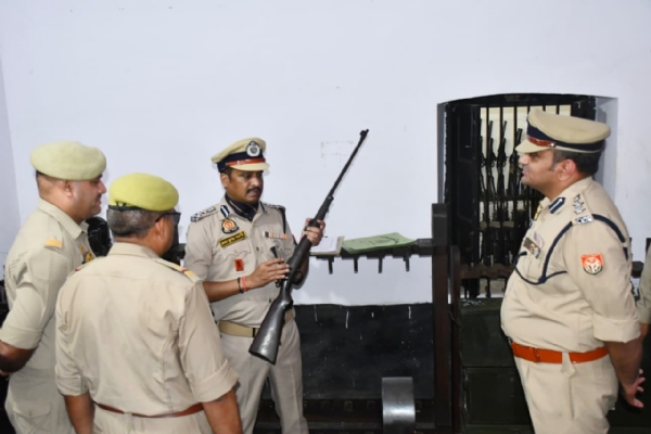 शस्त्रागार का निरीक्षण कर निर्देश देते डीआईजी