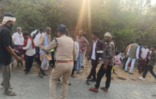 फोटो बारातियों और पुलिस