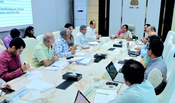 दिल्ली सचिवालय में बैठक करती मुख्यमंत्री रेखा गुप्ता