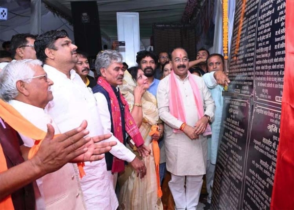 उप मुख्यमंत्री साव विकास कार्यों का लोकार्पण और भूमिपूजन करते हुए