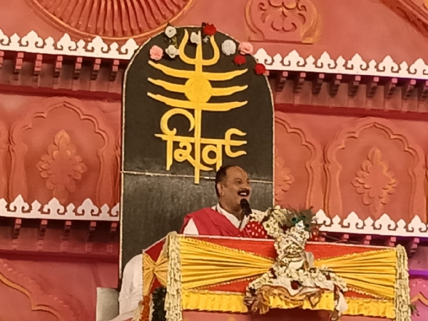 पंडित प्रदीप मिश्रा कथा सुनाते हुए