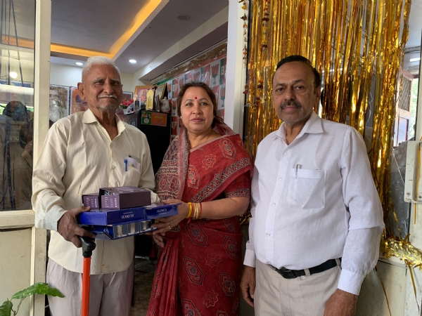 स्थायी समिति की अध्यक्ष सत्या शर्मा जरूरतमंद वृद्ध एवं दिव्यांगजनों को निःशुल्क जीवन सहायक उपकरण वितरण करते हुए।