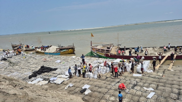 निरिक्षण करते हुए अधिकारी