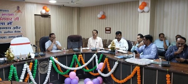बरेली के विकास भवन सभागार में गौ आश्रय स्थलों की समीक्षा बैठक को संबोधित करते अपर निदेशक पशुपालन डॉ. संजय श्रीवास्तव।