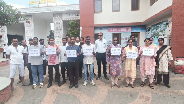 हड़ताल पर सुरक्षा कर्मी