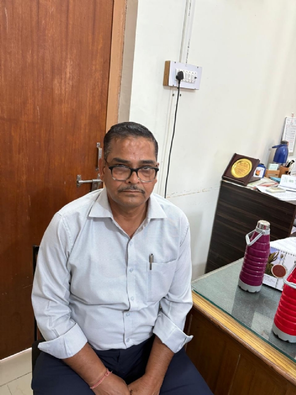 कृषि विस्तार विभाग का संयुक्त निदेशक आठ हजार की रिश्वत लेते गिरफ्तार कृषि विस्तार विभाग का संयुक्त निदेशक आठ हजार की रिश्वत लेते गिरफ्तार