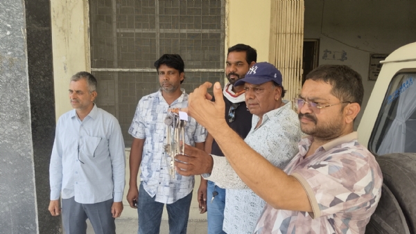 चित्तौड़गढ़ के जिला आबकारी अधिकारी कार्यालय में चाबियां लेकर पहुंचे शराब व्यवसाई।