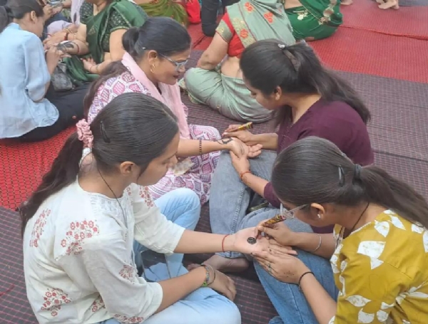भक्तों ने लगाई श्याम के नाम की मेहंदी
