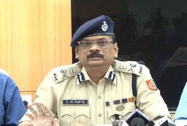 मीडिया से बात करते हुए राज्य के पुलिस महानिदेशक सिद्धनाथ गुप्ता