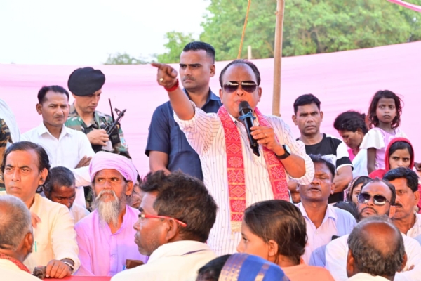 शिलान्यास कार्यक्रम में बोलते मंत्री सहित अन्य की तस्वीर