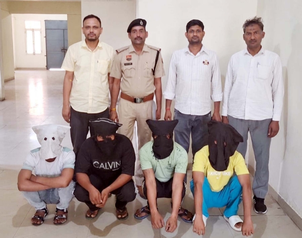 गुरुग्राम पुलिस की गिरफ्त में युवक का अपहरण करने के आरोपी।