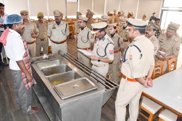 मेस में भोजन की गुणवत्ता जांचते डीआईजी