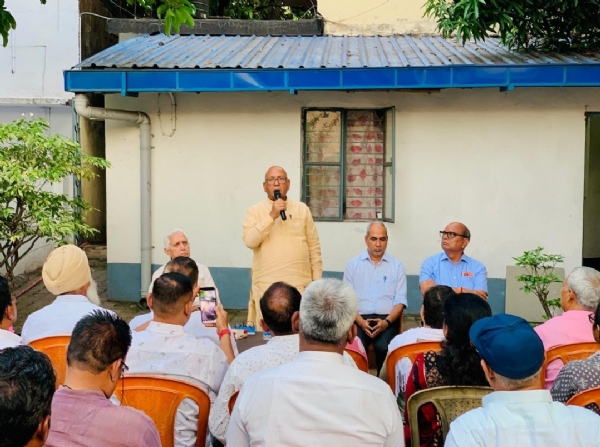 बैठक को संबोधित करते विधायक सरयू राय और अन्य