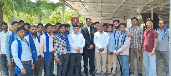 एसएसपी कार्यालय परिसर में एकत्रित भीम आर्मी के पदाधिकारी व कार्यकर्ता, संगठन के खिलाफ साजिश के विरोध में प्रदर्शन के दौरान।