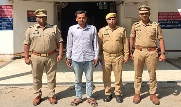 गिरफ्तार अभियुक्त पुलिस हिरासत में गिरफ्तार अभियुक्त पुलिस हिरासत में